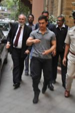 Aamir Khan at Kem Hospital in Mumbai on 27th Jan 2013 (8).JPG